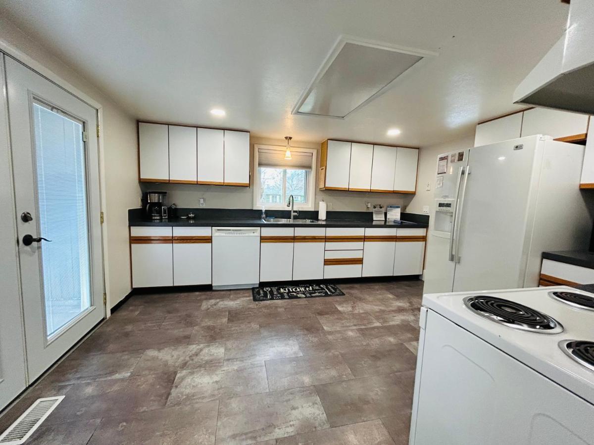 Little Blue Bungalow On Boise'S Bench, Pet Friendly, Fully Fenced Yard With Doggie Door! 2 Miles From Bsu, 5 Minutes From Downtown Boise, Desk And Workstation For Remote Workers, 2 Tv'S Large Walk-In Closet, Good For Mid-Term Stays Kültér fotó